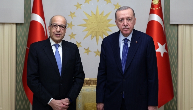 Le gouverneur de la Banque centrale libyenne, Al Seddik Omar al-Kabir, et le président turc, Recep Tayyip Erdogan, à Istanbul, le 27 avril 2024.