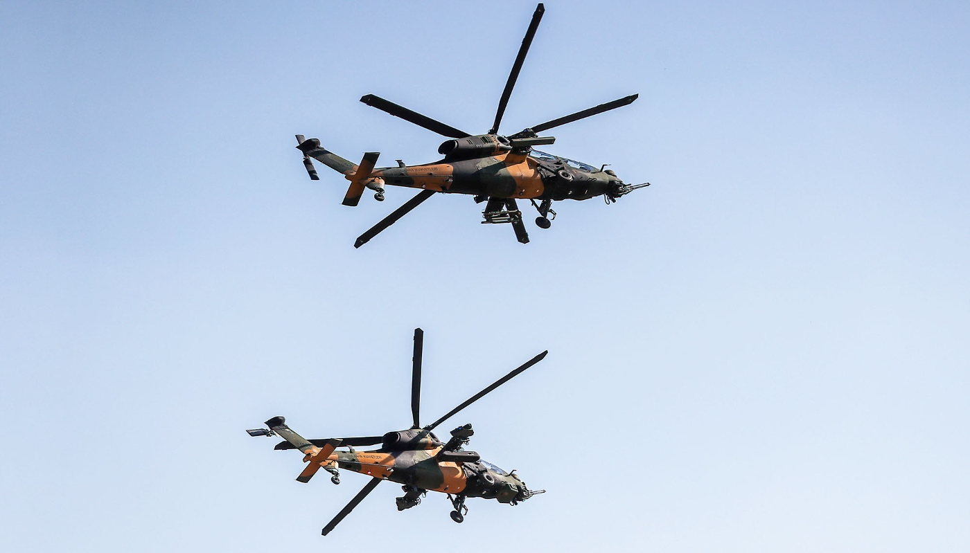 Des hélicoptères T-129 Atak en vol durant le festival de l'aviation Teknofest, à Ankara, Turquie, 30 août 2023.