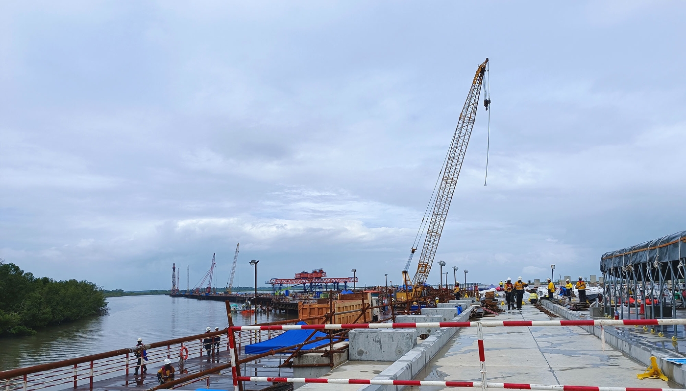 Le quai de Simfer du port de Morebaya en construction, à l'embouchure du fleuve côtier Morebaya dans le sud-est de la Guinée maritime, le 10 juillet 2025.