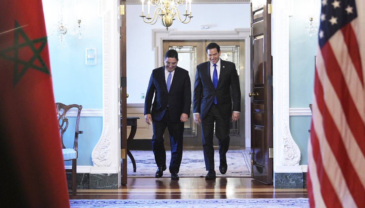 Le ministre marocain des affaires étrangères, Nasser Bourita (à gauche), est reçu par le secrétaire d'État américain Marco Rubio à Washington, le 8 avril 2025.