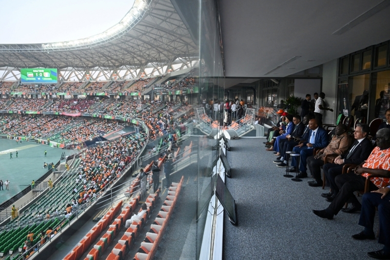 Au premier plan, le premier ministre ivoirien Robert Beugré Mambé avec, à sa droite, le secrétaire d'État américain Antony Blinken à Abidjan, le 22 janvier 2024. 