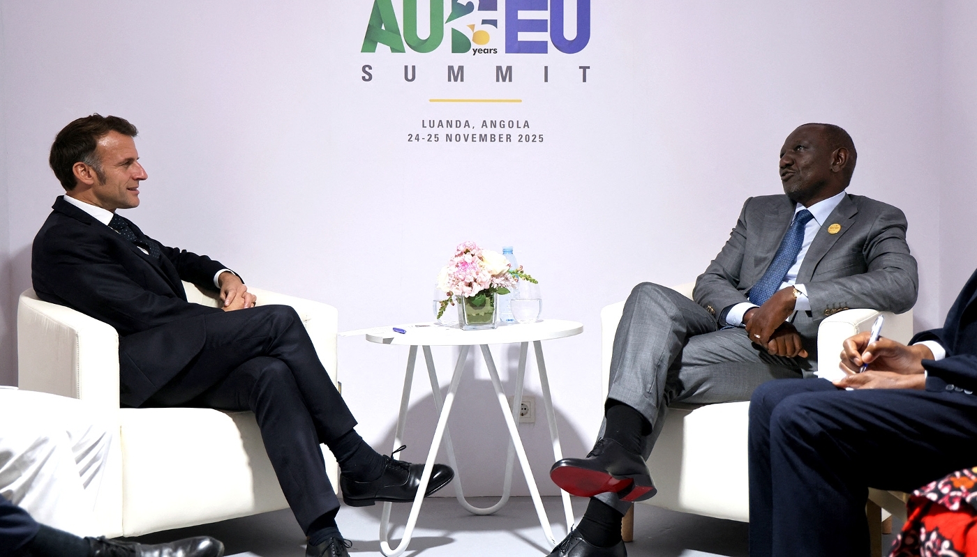 Le président français, Emmanuel Macron, et son homologue kényan, William Ruto, lors du sommet Union africaine-Union européenne, à Luanda, le 24 novembre 2025.