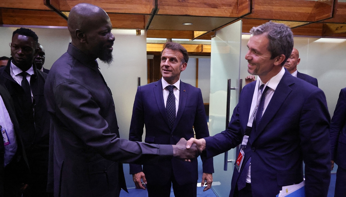 Le conseiller d'Emmanuel Macron pour l'Afrique, Jérémie Robert, serre la main du président guinéen Mamadi Doumbouya, à Nairobi, le 12 mai 2026.