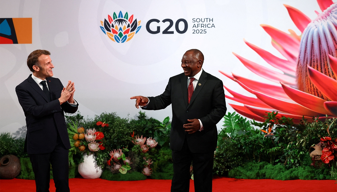 Le président français, Emmanuel Macron, avec son homologue sud-africain, Cyril Ramaphosa, à Johannesburg, en Afrique du Sud, le 22 novembre 2025.