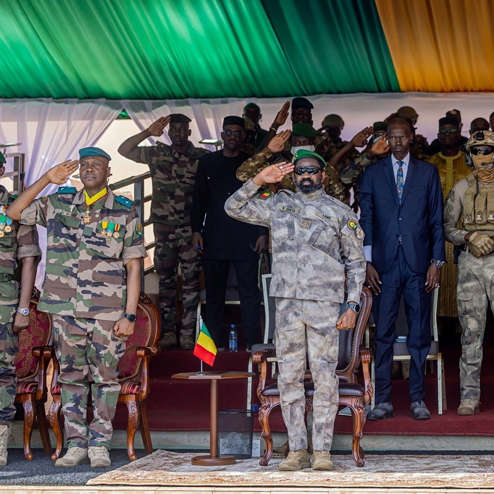 Assimi Goïta (à droite) assiste aux funérailles du ministre de la défense Sadio Camara, tué lors d'un attentat, à Bamako, le 30 avril 2026.