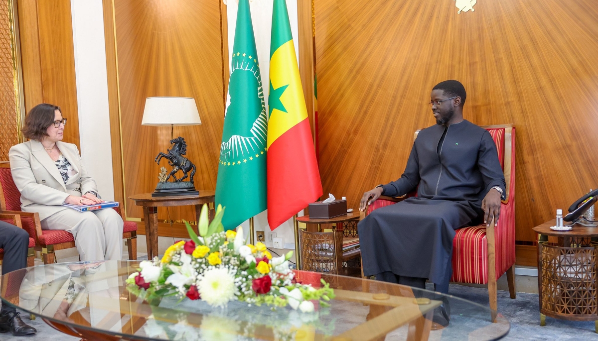 Le président sénégalais, Bassirou Diomaye Faye, reçoit la cheffe de mission du FMI dans le pays, l'Espagnole Mercedes Vera-Martin, à Dakar, le 21 janvier 2026.