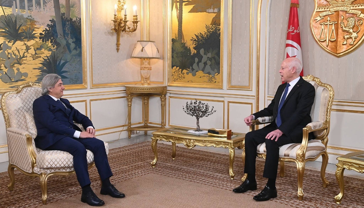 Le président tunisien, Kaïs Saïed (à dr.), en compagnie de l'ambassadeur turc, Ahmet Misbah Demircan, à Tunis, en mars 2024.
