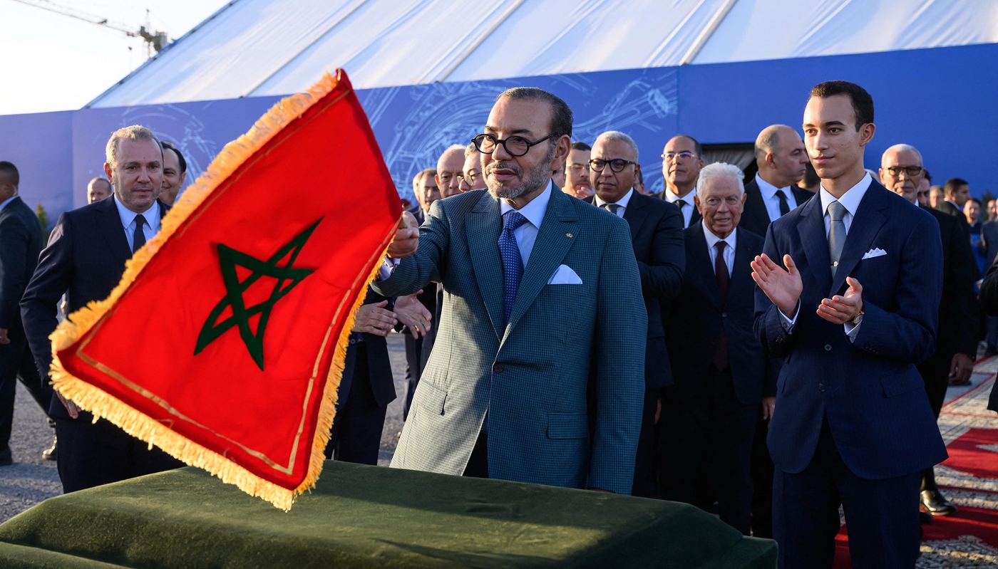 Le roi du Maroc Mohammed VI et son fils, le prince héritier Moulay Hassan (à droite), à Nouaceur (Maroc), le 13 octobre 2025.