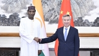 Le premier ministre Ali Lamine Zeine rencontre Xi Li, secrétaire du Comité central du Parti communiste chinois, à Pékin, en septembre 2024.