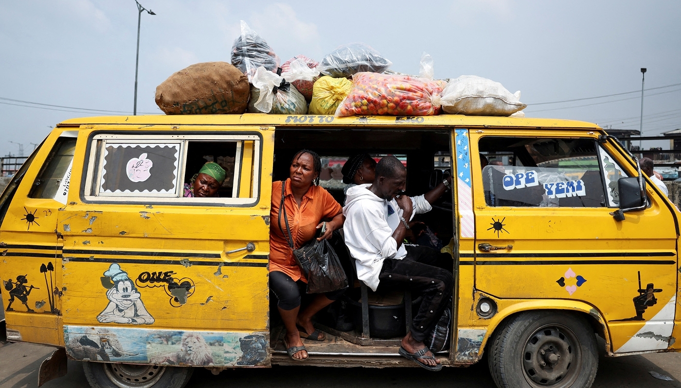 Un bus transporte de la nourriture depuis le marché Mile 12 à Lagos, au Nigeria, en juin 2025.