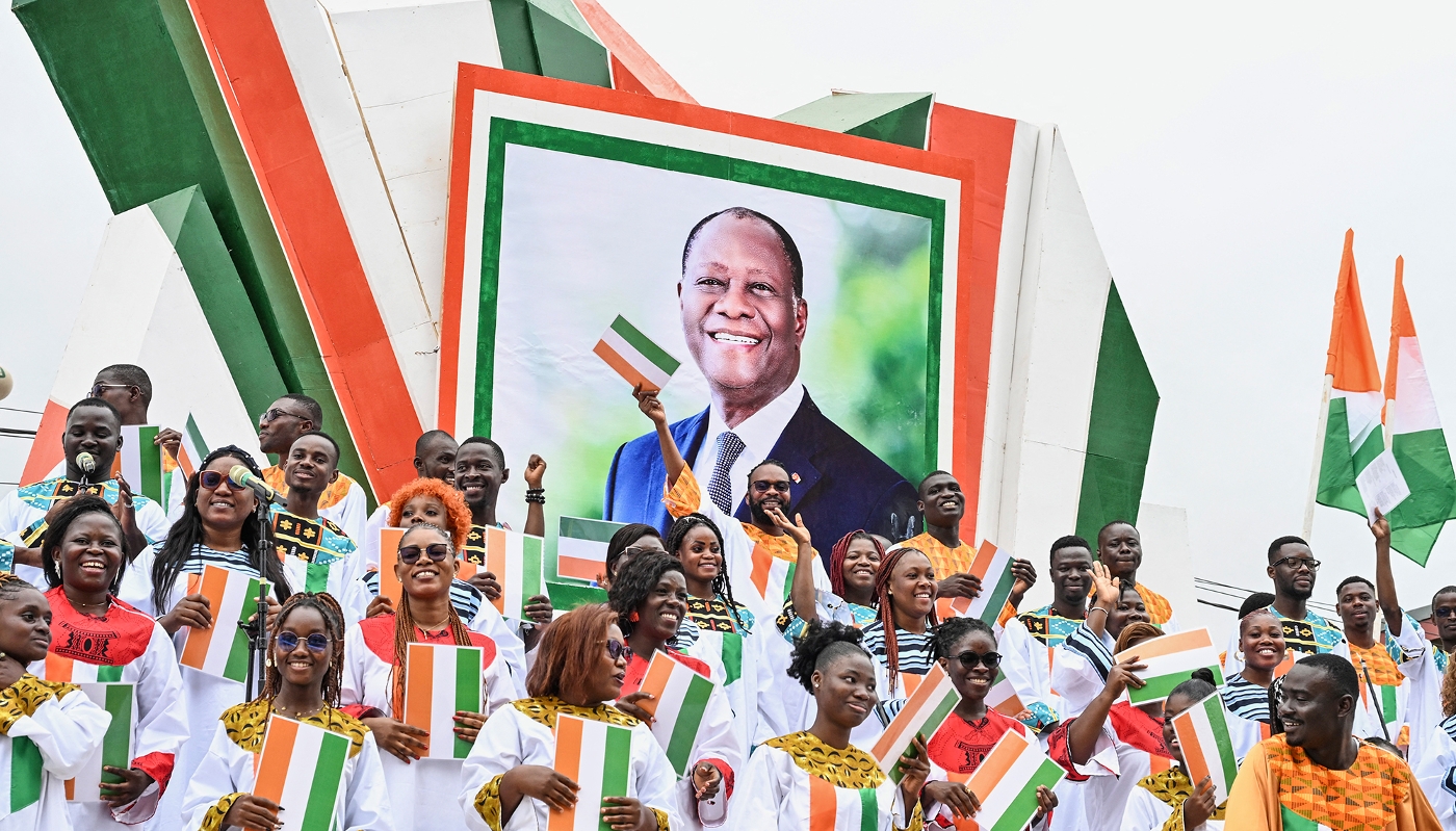 Des sympathisants d'Alassane Ouattara lors d'un défilé militaire pour le 65e anniversaire de l'indépendance de la Côte d'Ivoire, à Bouaké, le 7 août 2025.