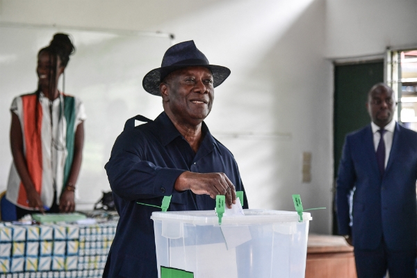 Le président ivoirien Alassane Ouattara dans un bureau de vote, à Abidjan, le 2 septembre 2023. 