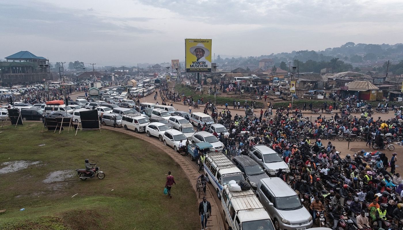 Une affiche de campagne pour Yoweri Museveni surplombe le trafic, à Kampala, le 24 décembre 2025.