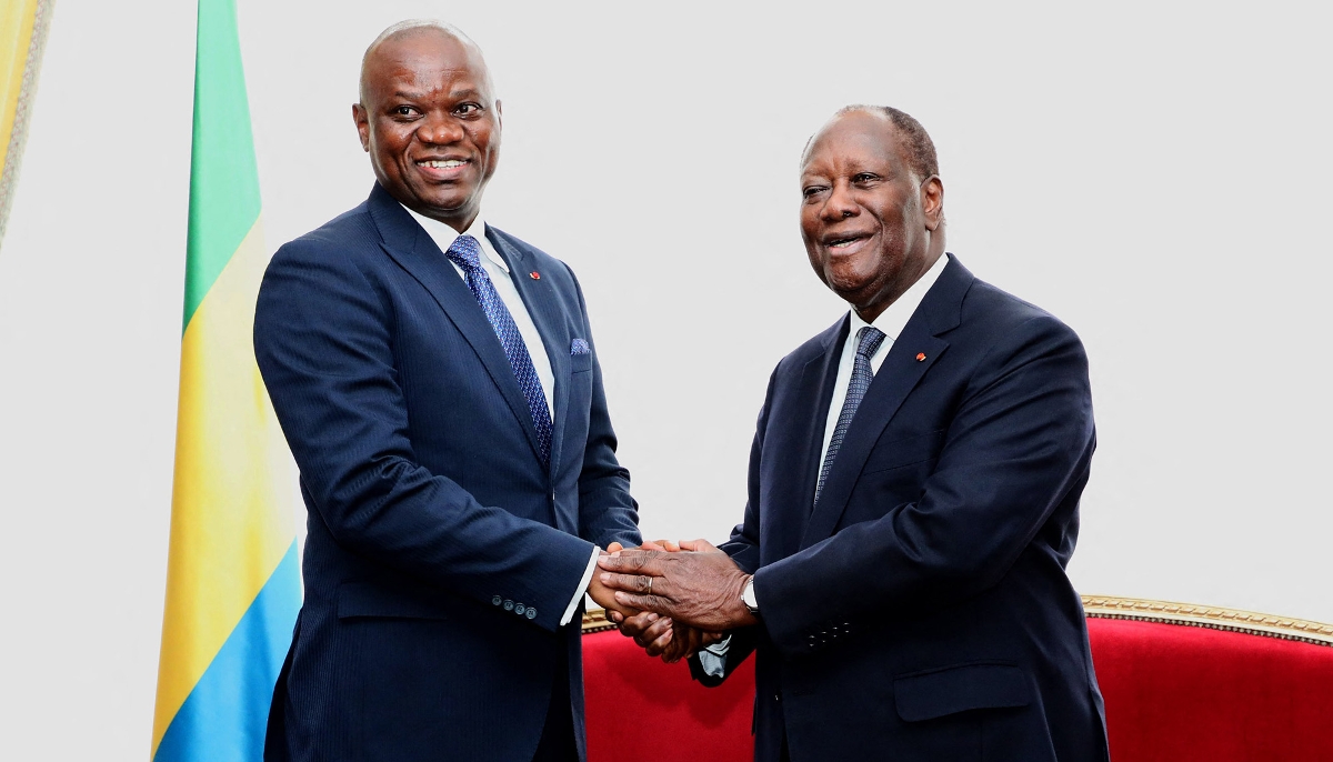 Le président ivoirien Alassane Ouattara (à dr.) reçoit le président de la transition gabonais Brice Clotaire Oligui Nguema au palais présidentiel, à Abidjan, le 12 avril 2024.