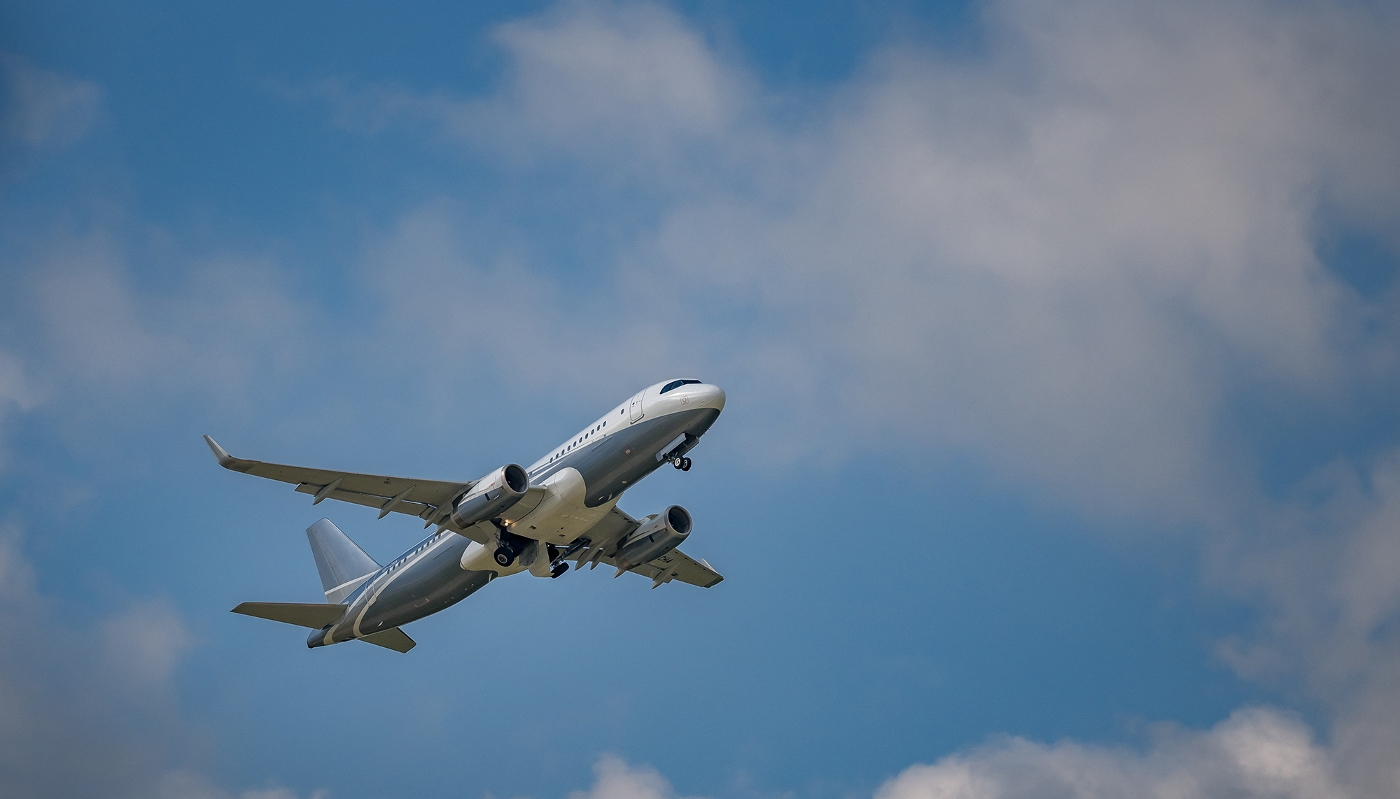 Un Airbus A320-232 Prestige immatriculé VP-CHA et utilisé par le président camerounais Paul Biya décolle de l'aéroport de Genève, en Suisse, à destination de Yaoundé, le 1er octobre 2025.