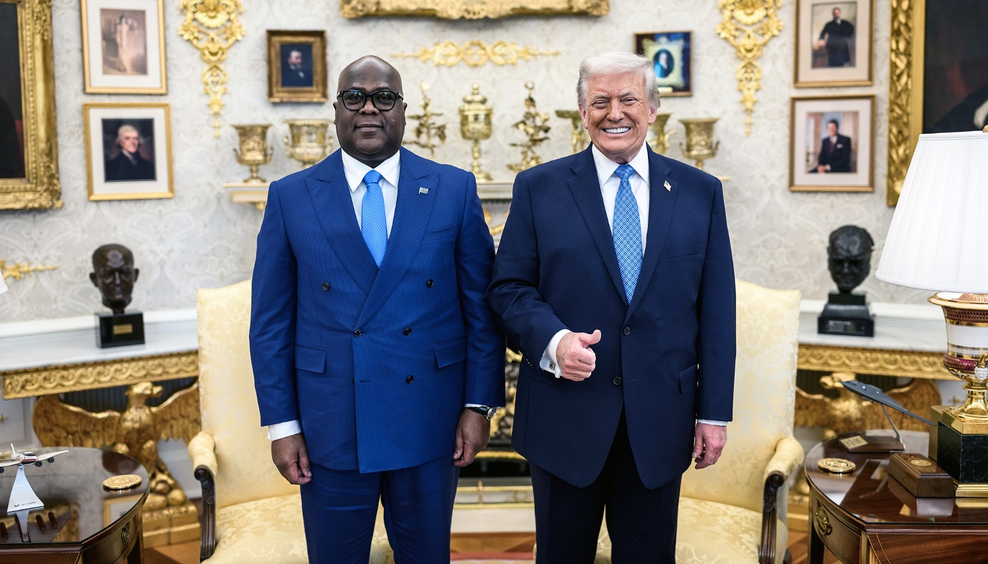Félix Tshisekedi et Donald Trump posent dans le Bureau ovale, après la signature du partenariat entre les deux pays, à Washington, le 4 décembre 2025.