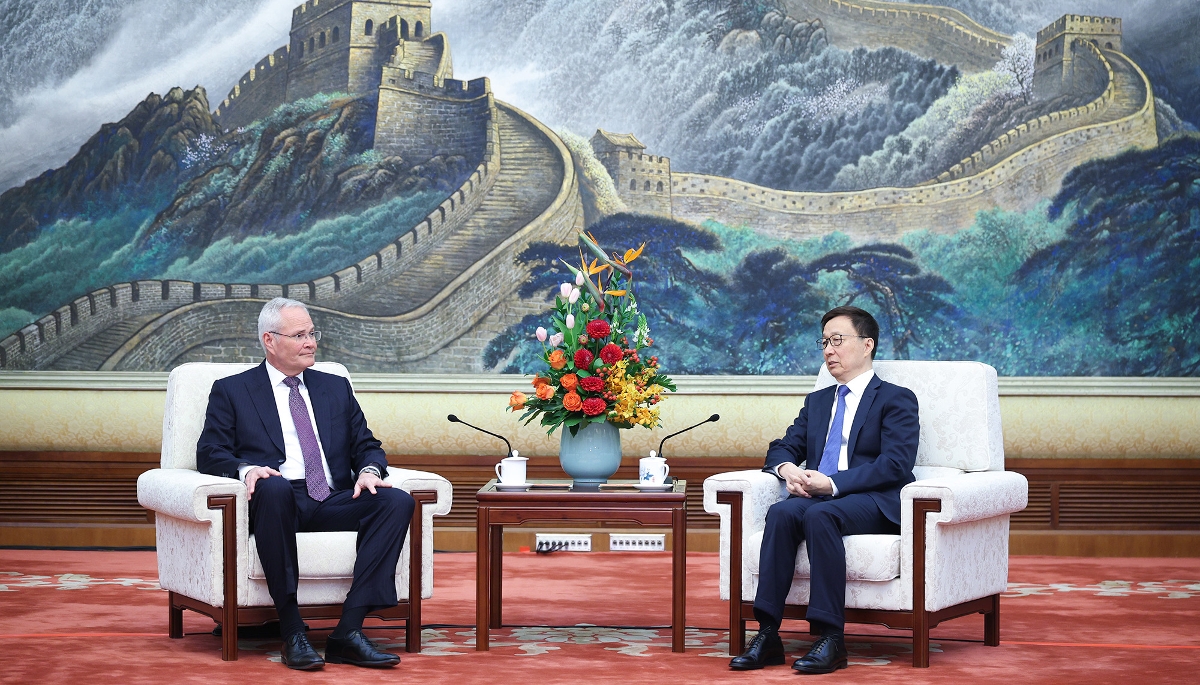 Le vice-président chinois Han Zheng reçoit le PDG d'ExxonMobil, Darren Woods, à Pékin, le 25 mars 2024.