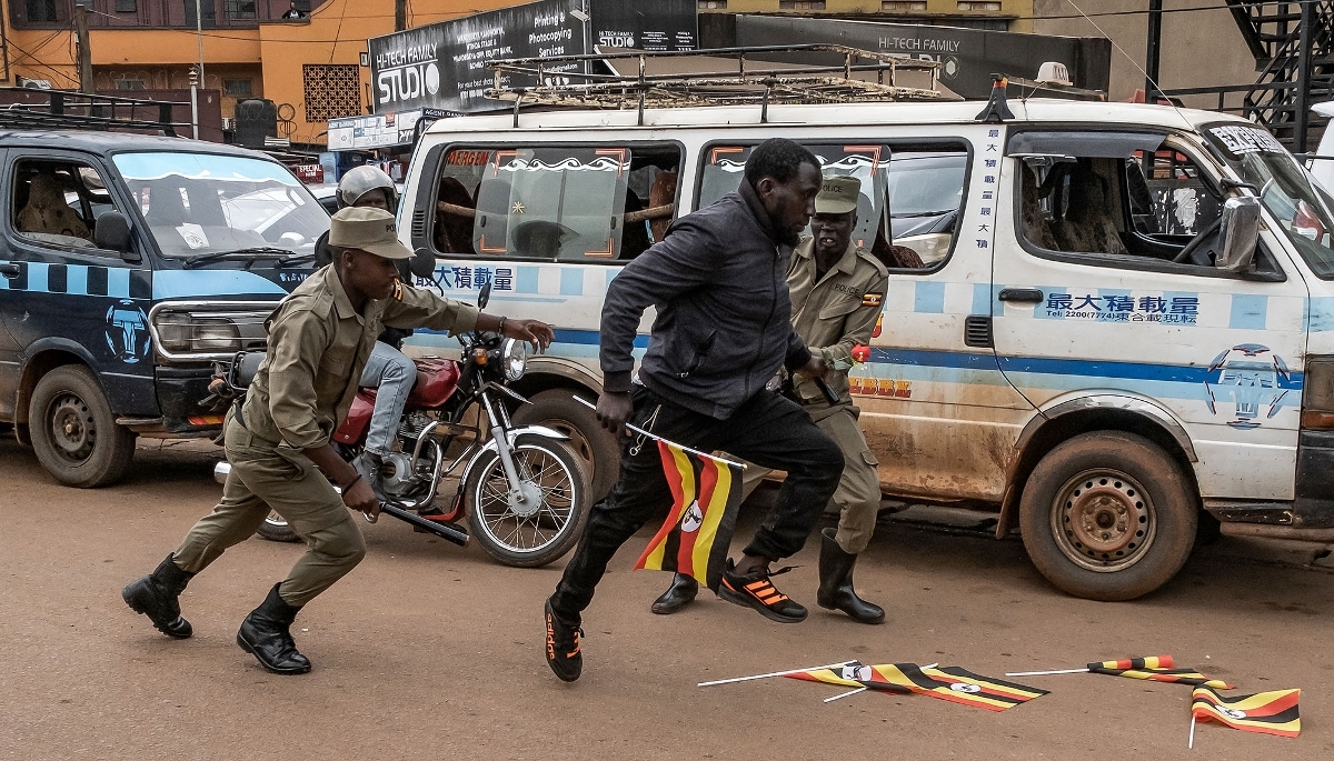 La police poursuit un supporteur de l'opposition, au cours d'une manifestation à Kampala, le 2 février 2026.