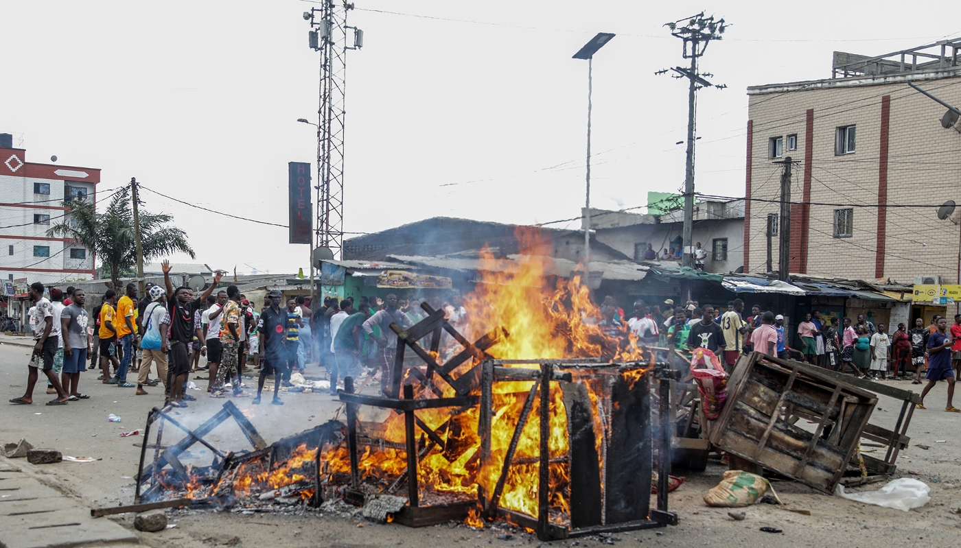Une barricade dressée par des partisans d'Issa Tchiroma Bakary, à Douala, au Cameroun, le 27 octobre 2025.