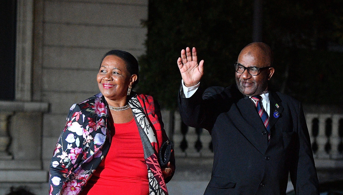 Le président comorien Azali Assoumani et sa femme Ambari Darouèche, à Paris, en 2018.
