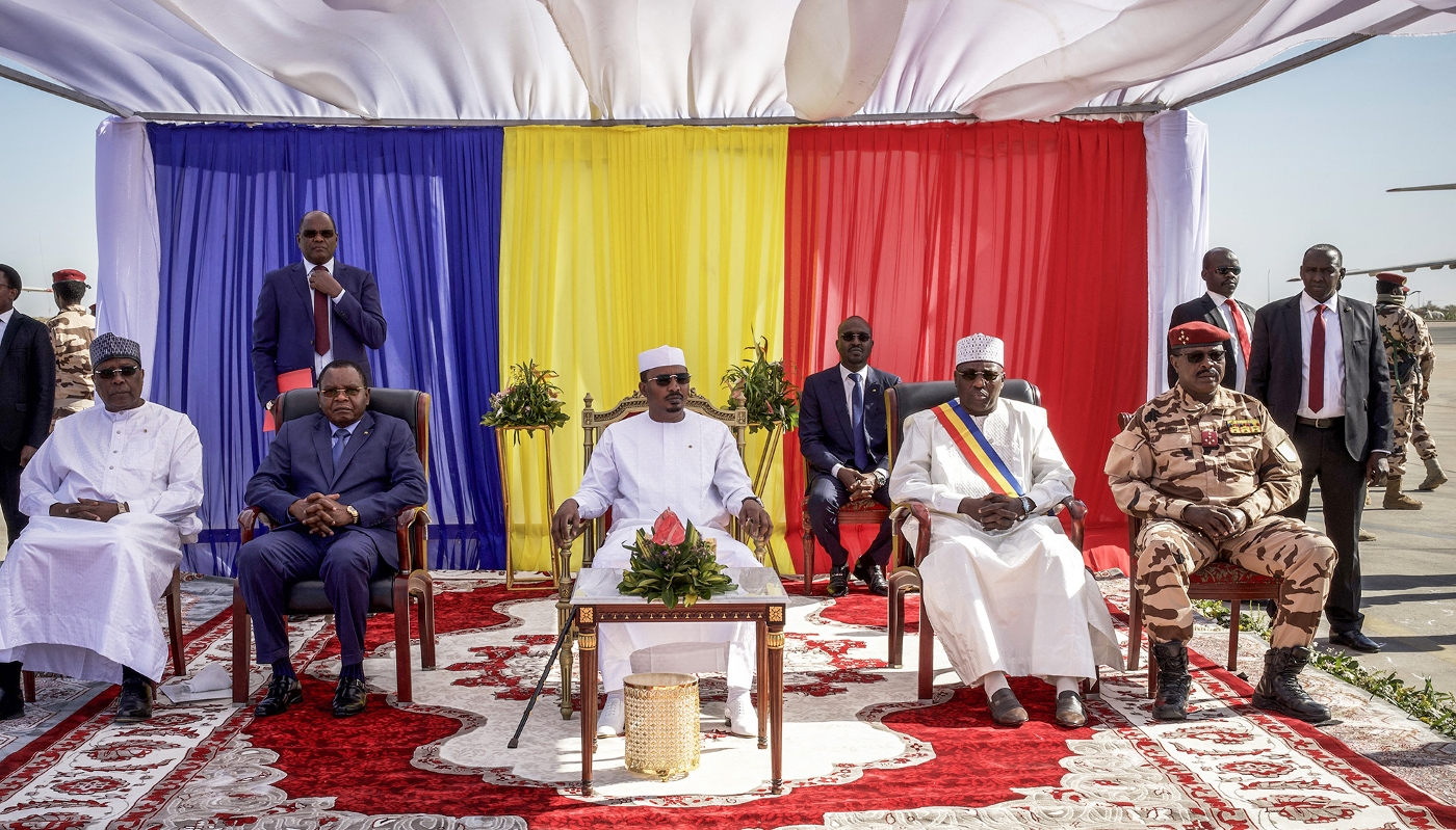Mahamat Idriss Déby entouré de ses ministres et gradés durant la cérémonie de départ des forces françaises, à N'Djamena, le 31 janvier 2025.