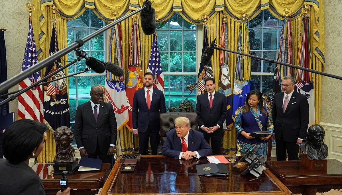Signature de l'accord entre les ministres des affaires étrangères rwandais (à g.) et congolaise (à dr.) en présence de Donald Trump, à la Maison blanche, Washington, le 27 juin 2025.