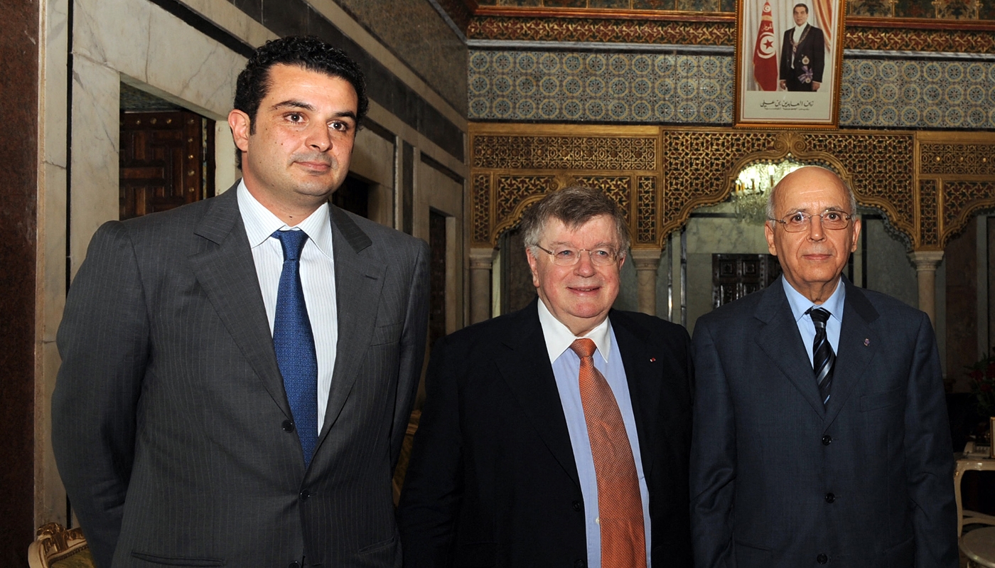 Marouane Mabrouk (à gauche) avec Didier Lombard, alors président de France Télécom (au centre), et le premier ministre tunisien de l'époque Mohamed Ghannouchi, lors du lancement d'Orange Tunisie, à Tunis, en 2010.