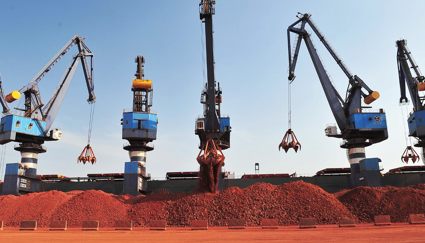 Un navire décharge du bauxite guinéen dans le port de Yantai, en Chine, en 2017.
