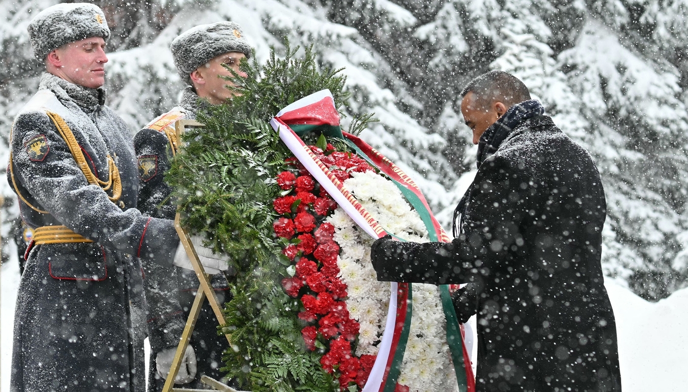 Michaël Randrianirina dépose une gerbe sur la tombe du Soldat inconnu, à Moscou, le 19 février 2026.