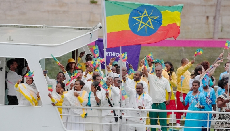 Les athlètes de la délégation éthiopienne lors de la cérémonie d'ouverture des Jeux olympiques de Paris, le 26 juillet 2024.