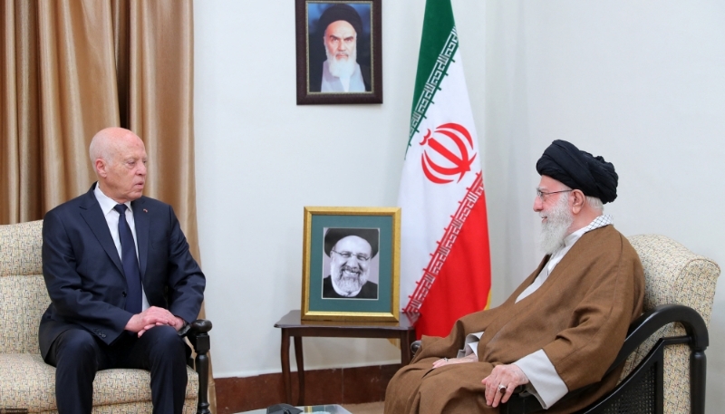 Le leader suprême iranier, l'ayatollah Ali Khamenei, reçoit le président tunisien Kaïs Saïed, le 22 mai 2024, à Téhéran.
