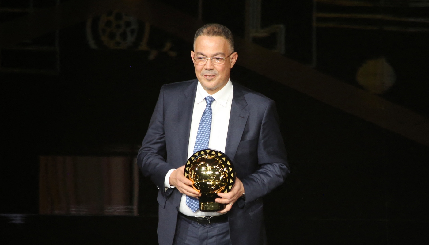 Fouzi Lekjaâ reçoit le prix de la meilleure équipe de la Confédération africaine de football, à Marrakech, le 11 décembre 2023.