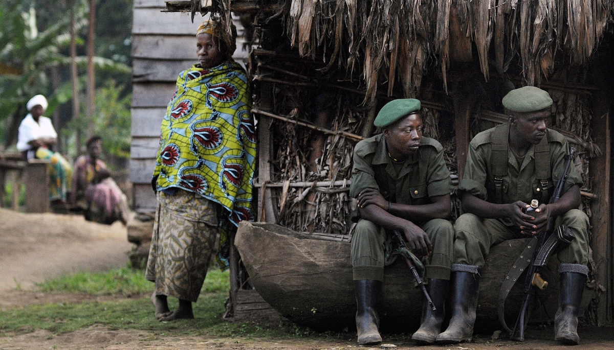 Des soldats des Forces démocratiques de libération du Rwanda (FDLR) sur une base à Lushebere, à 50 km au nord-est de Goma, le 26 novembre 2008.