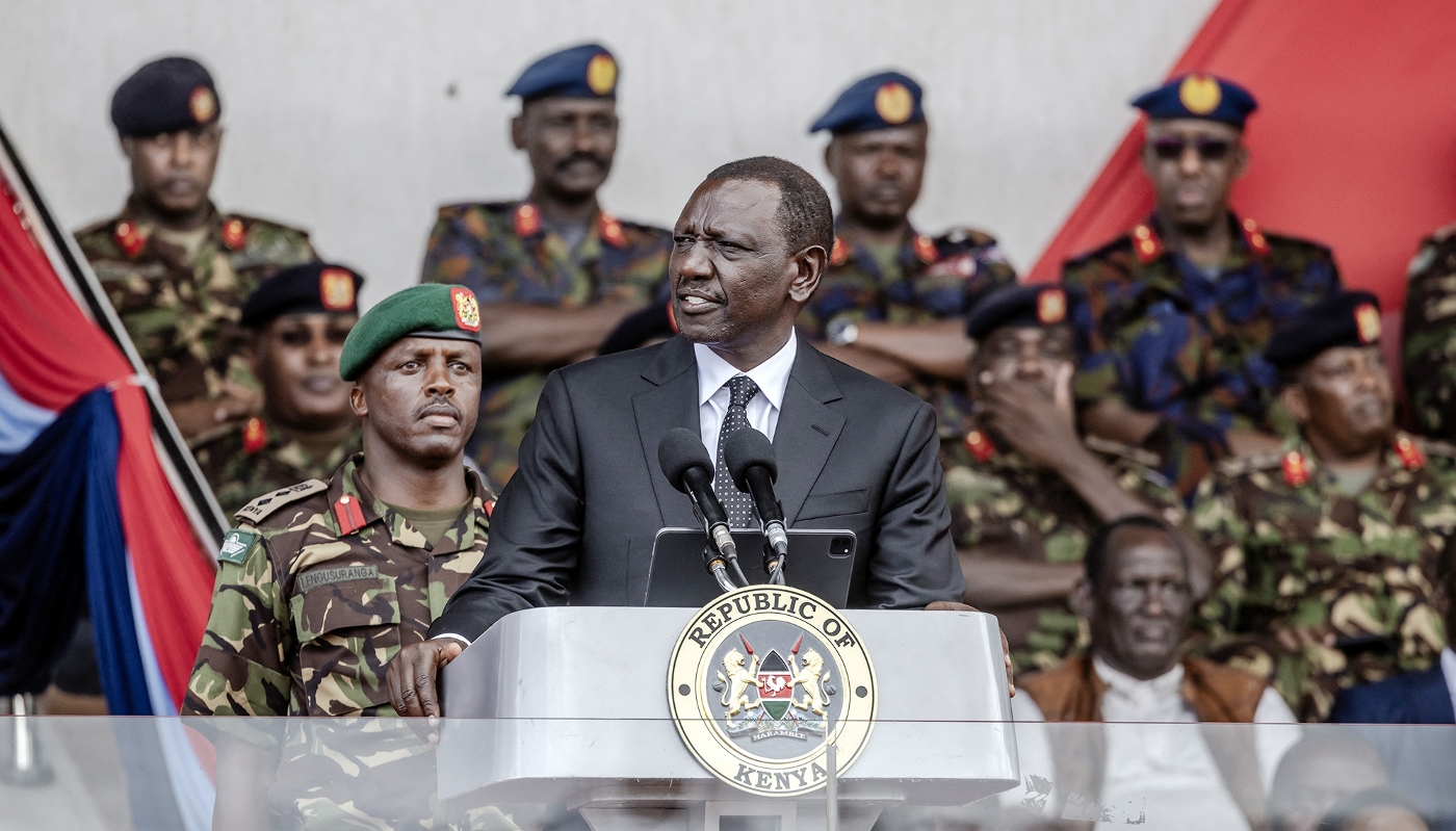 William Ruto lors d'une cérémonie en l'honneur des officiers militaires tués dans le crash d'un hélicoptère, à Nairobi, le 20 avril 2024.