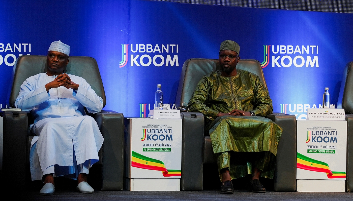 Le ministre sénégalais de l'économie Abdourahmane Sarr (à g.) et le premier ministre Ousmane Sonko, à Dakar, le 1er octobre 2025.