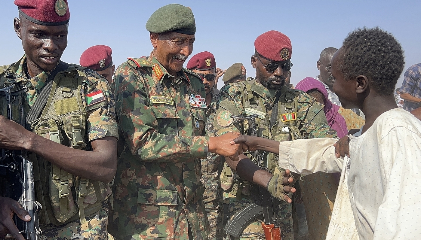 Le général à la tête des Sudanese Armed Forces, Abdel Fattah al-Burhan (centre), à Al-Dabbah, au Soudan, en novembre 2025.