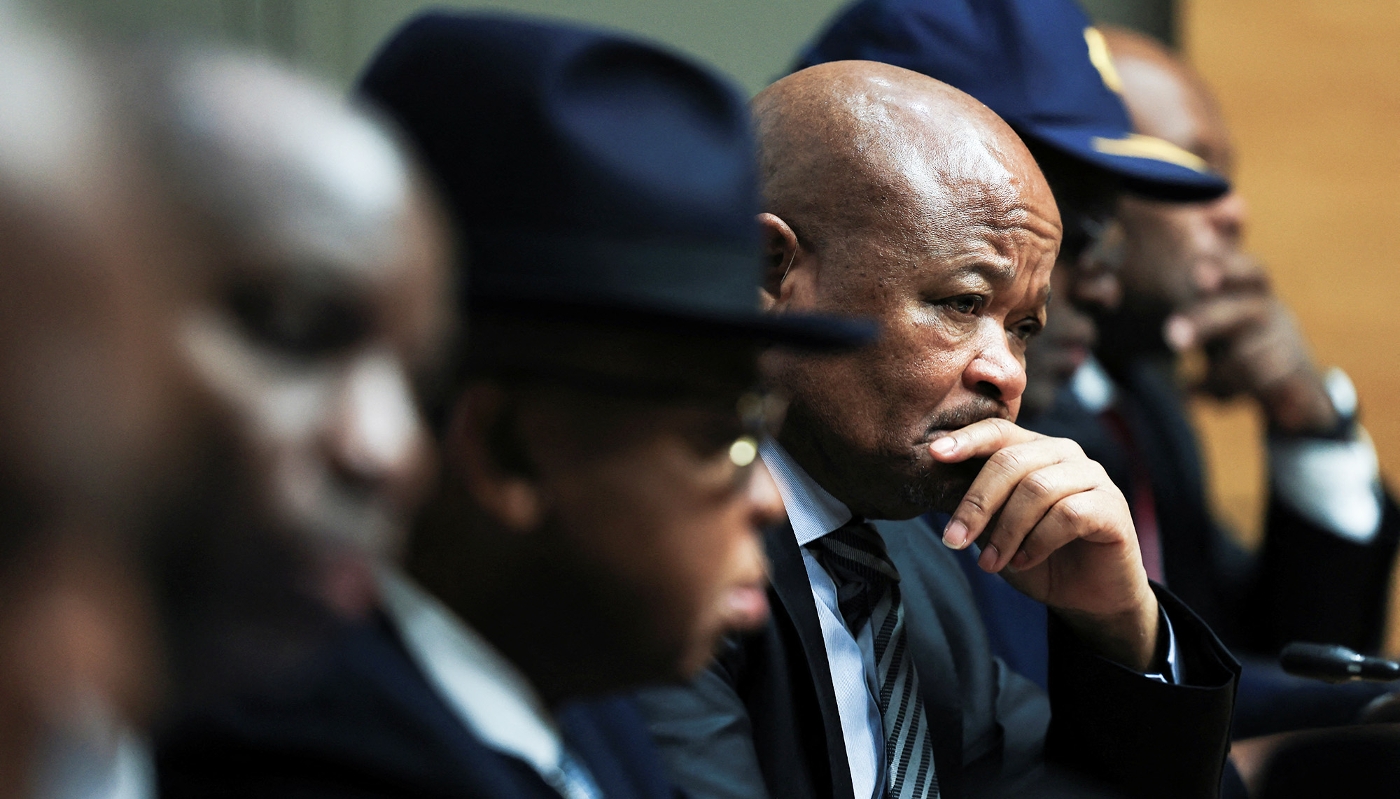 Senzo Mchunu, alors ministre de la police, durant une présentation des chiffres de la criminalité, au Cap, le 30 août 2024.