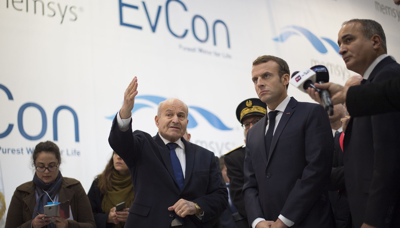 Emmanuel Macron et Issad Rebrab (au centre) visitent un projet de site industriel du groupe Cevital à Charleville-Mezières, France, le 7 novembre 2018.