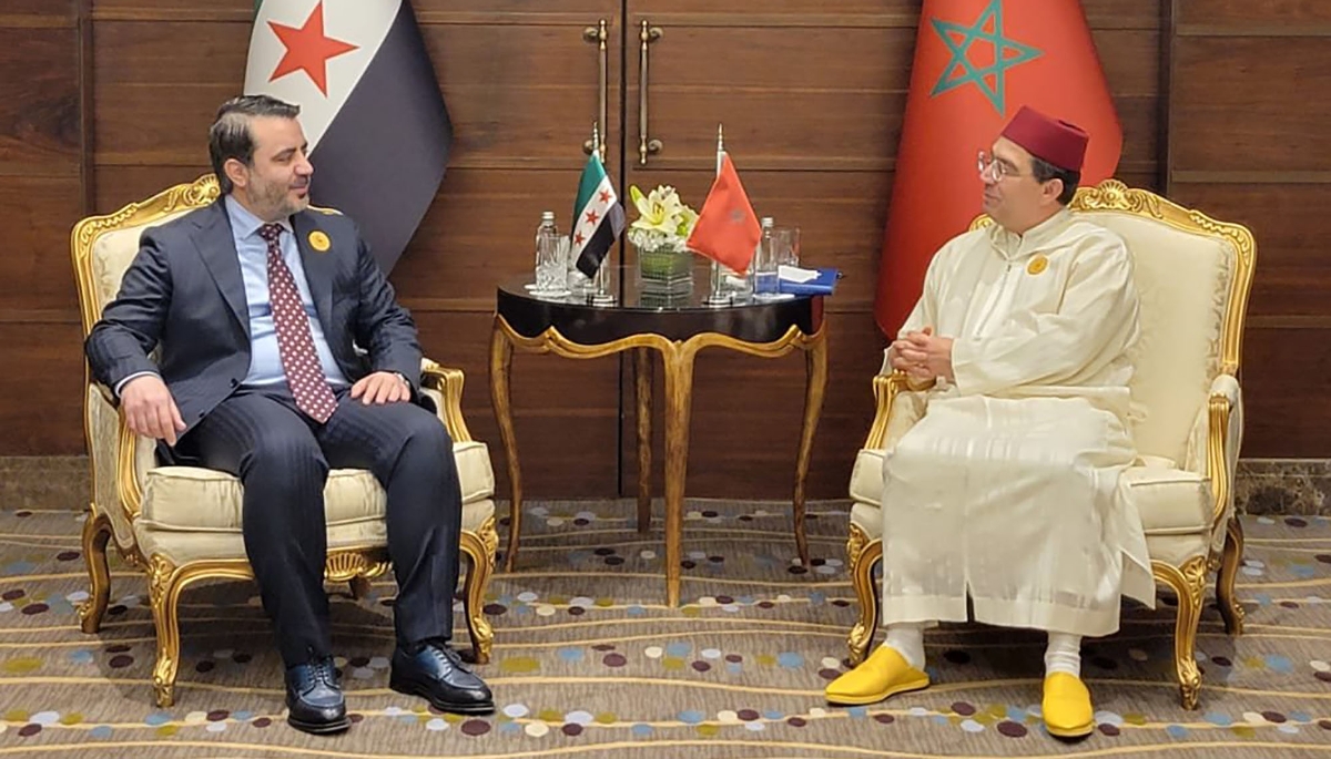 Assaad Hassan al-Shibani (à gauche), ministre des affaires étrangères syrien, et son homologue marocain, Nasser Bourita, en mars 2025.