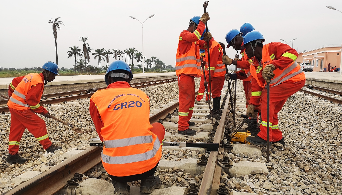 Des ouvriers de China Railway 20th Bureau Group travaillent sur le chemin de fer de Benguela, à Lobito, en Angola, 2019.