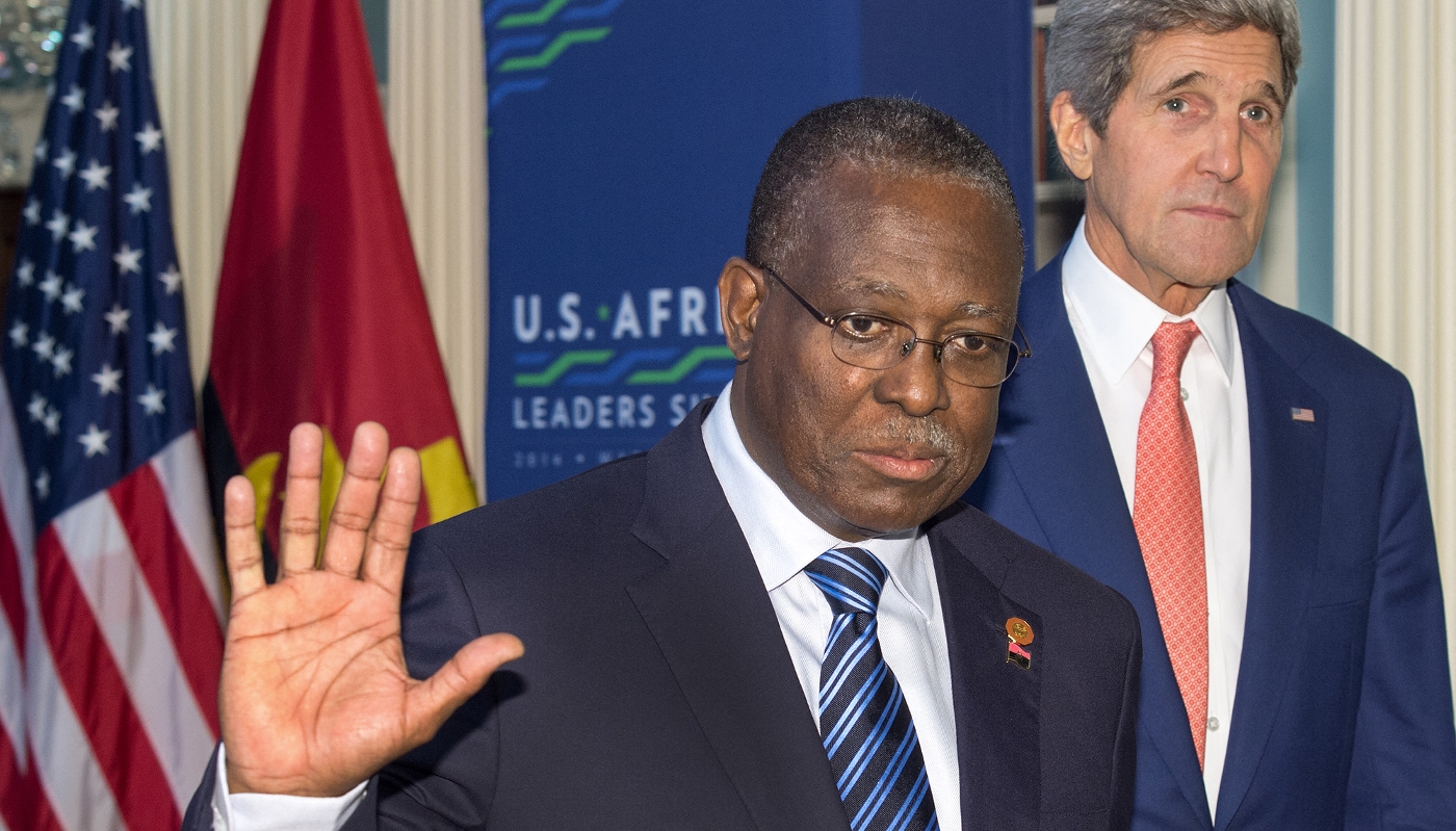 Manuel Vicente, alors vice-président de l'Angola, avec le secrétaire d'État américain John Kerry, le 4 août 2014, à Washington.