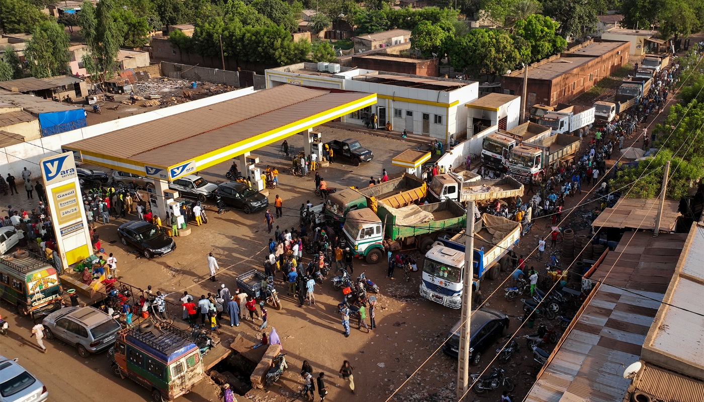 Des véhicules bloqués patientent à proximité d'une station-service, à Bamako, le 31 octobre 2025.