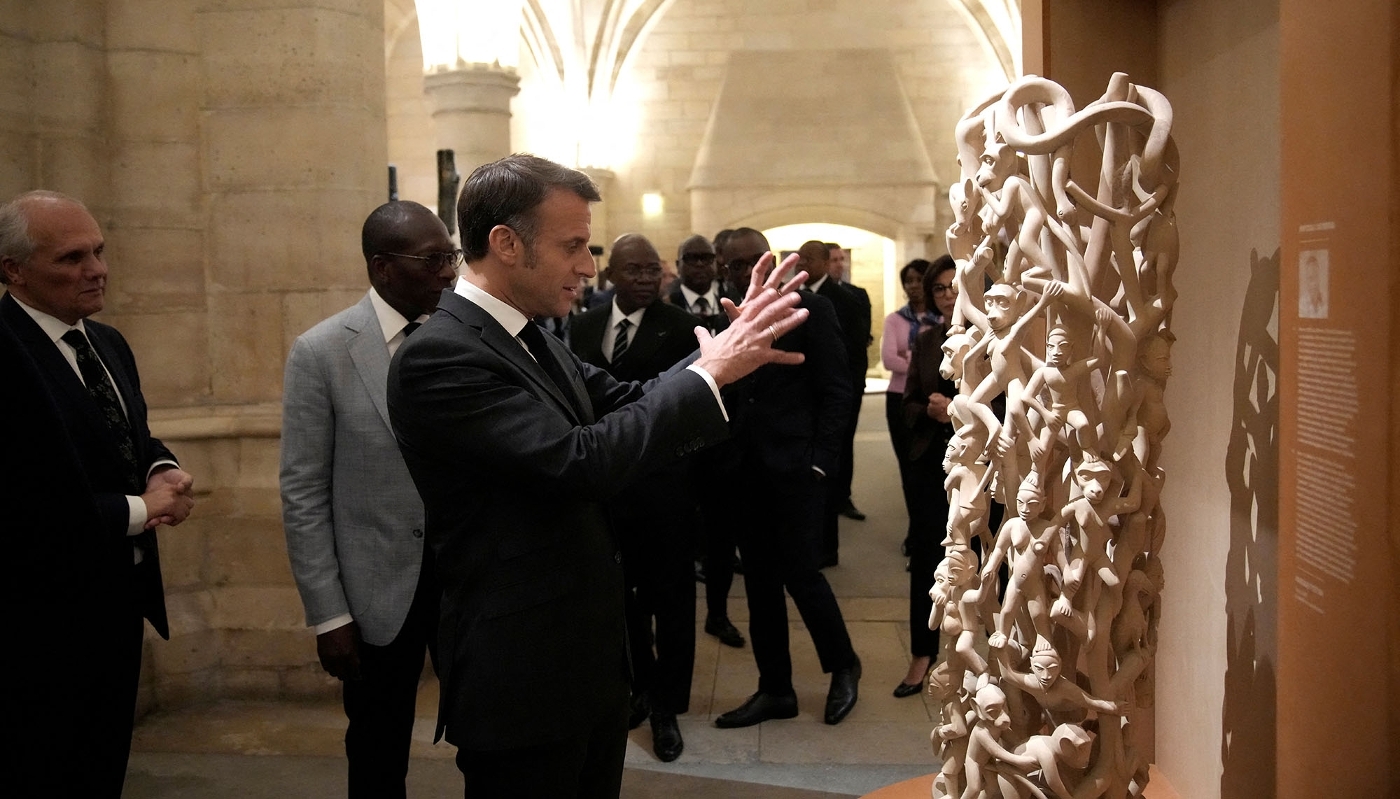 Emmanuel Macron (au centre) et Patrice Talon (2e à gauche) inaugurent une exposition d'art contemporain béninois à la Conciergerie, à Paris, le 3 octobre 2024.