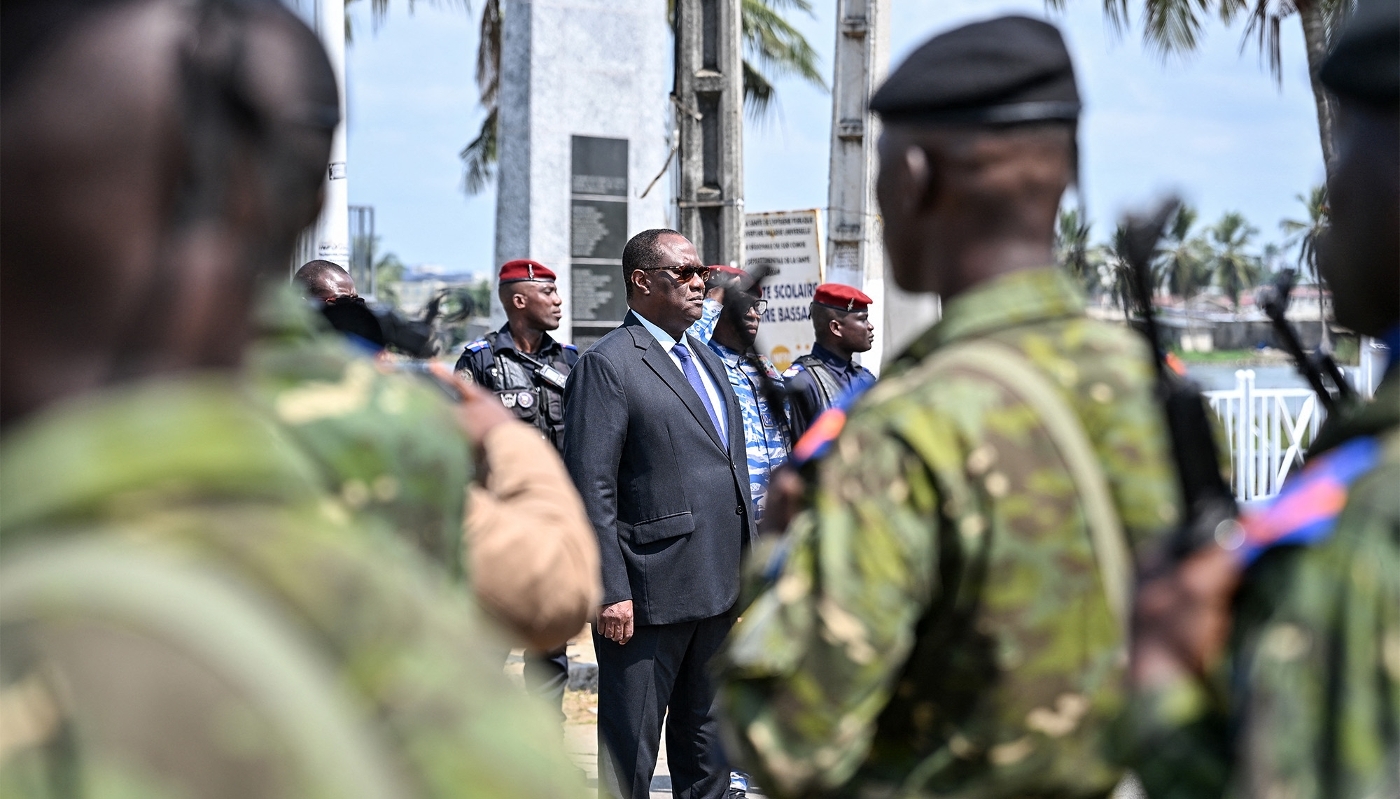 Le vice-premier ministre et ministre de la défense, Téné Birahima Ouattara (au centre), à Grand-Bassam, en Côte d'Ivoire, le 13 mars 2026.