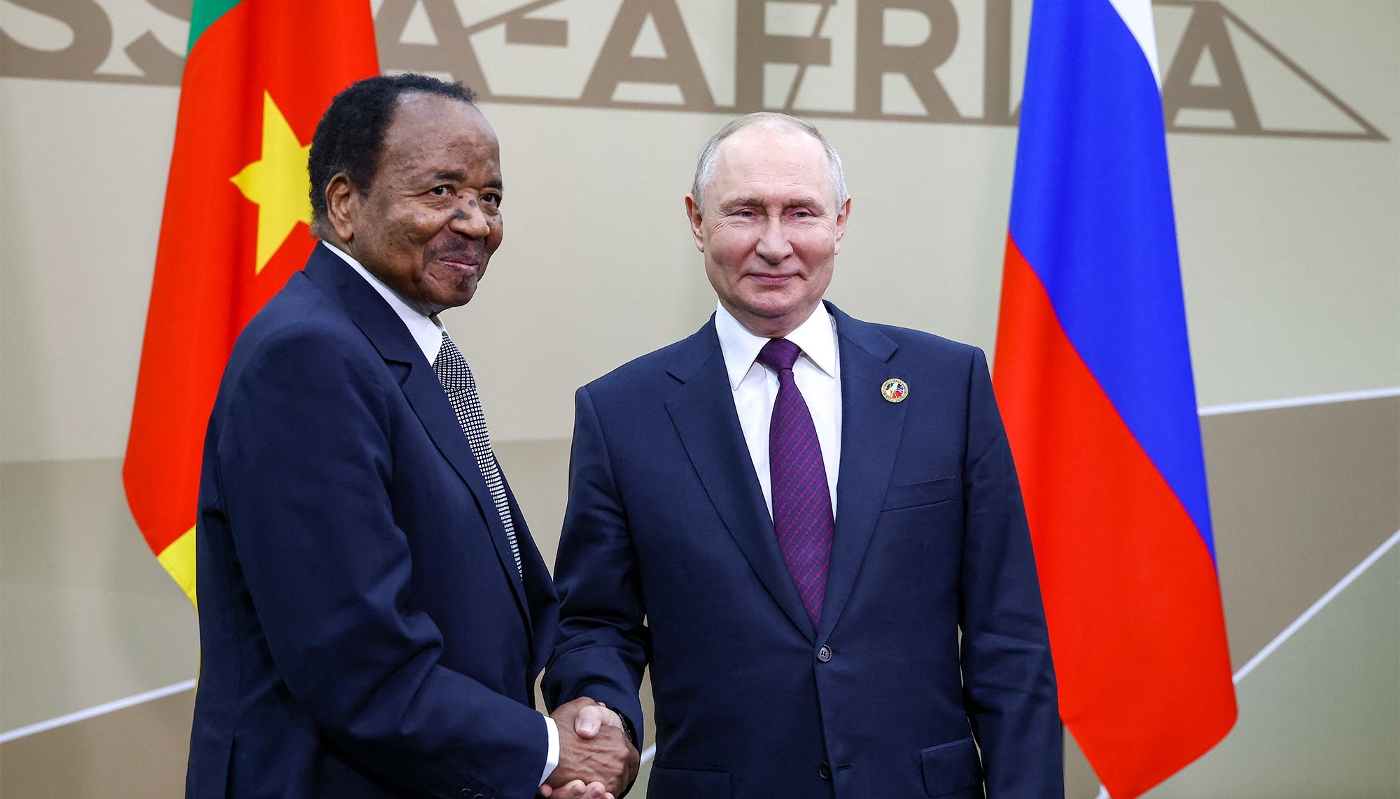 Le président camerounais Paul Biya et son homologue russe Vladimir Poutine lors du sommet Russie-Afrique, à Saint-Pétersbourg, le 28 juillet 2023.