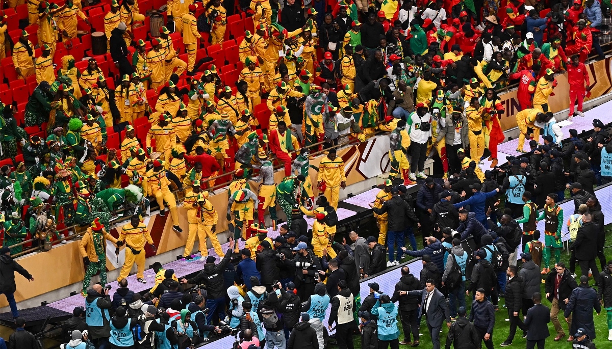 Des supporters sénégalais tentent d'envahir le terrain lors de la finale de la Coupe d'Afrique des nations (CAN) à Rabat, le 18 janvier 2026. 