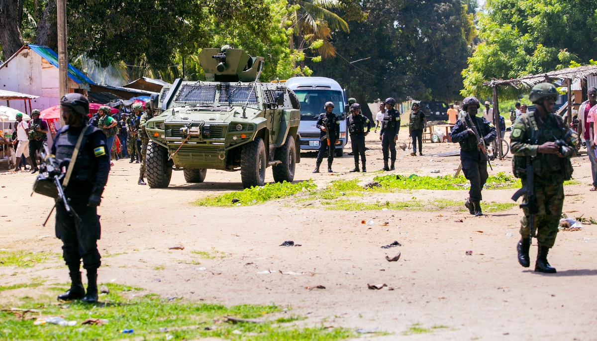 Des policiers mozambicains accompagnés de soldats des unités spéciales rwandaises de lutte contre le terrorisme à Palma, au Mozambique, le 18 décembre 2023.