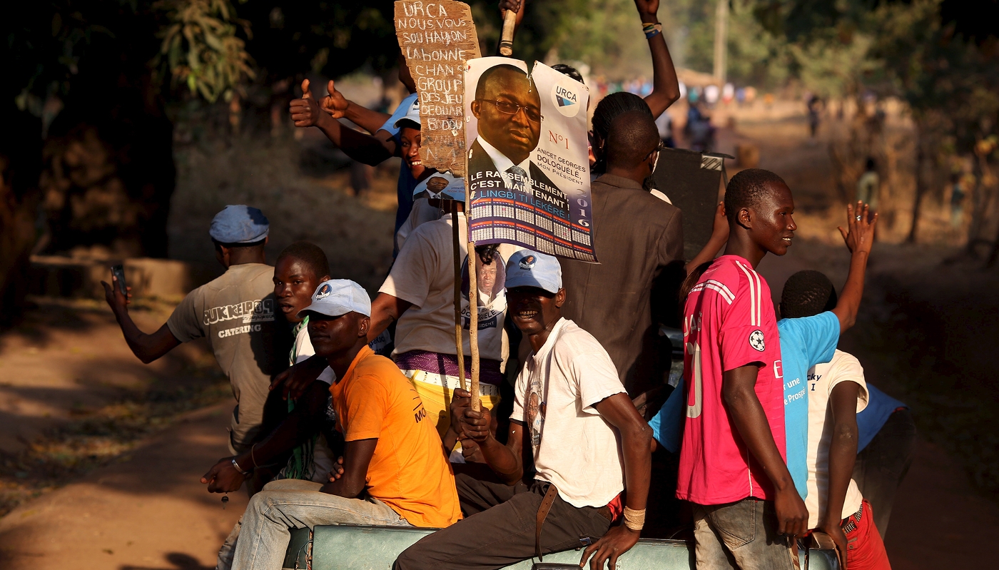 Des supporteurs du candidat Anicet-Georges Dologuélé, à Bossangoa, République centrafricaine, en 2016