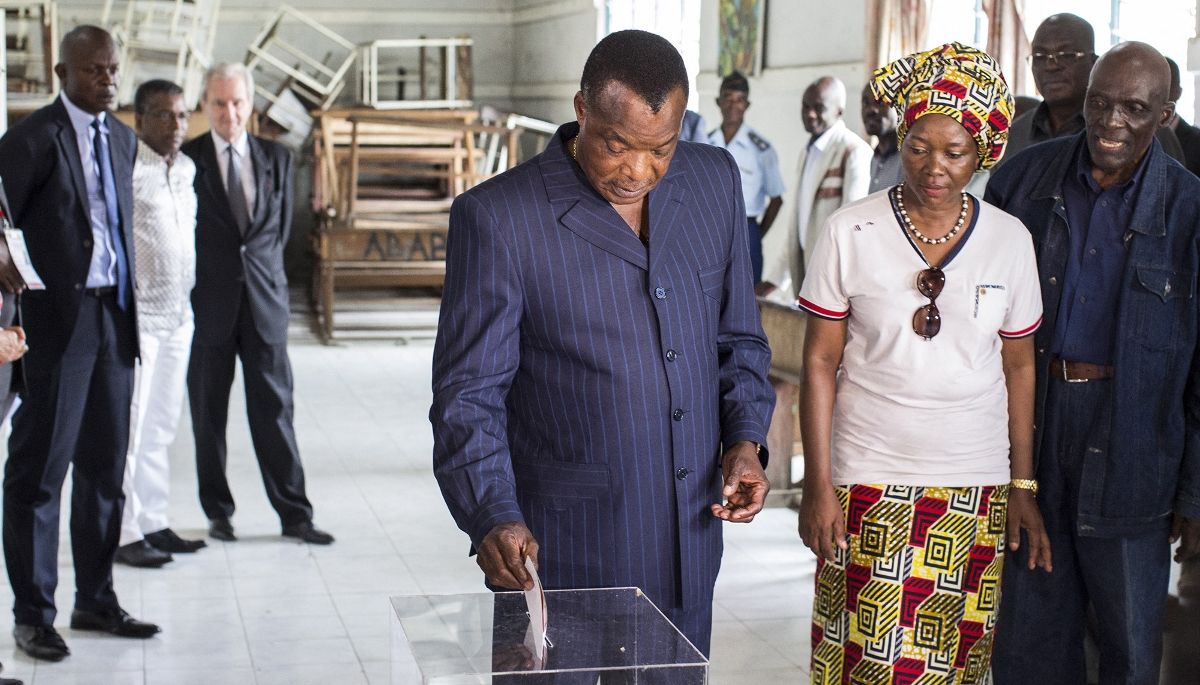 Denis Sassou-Nguesso, alors candidat pour un troisième mandat, vote à Brazzaville, le 20 mars 2016.