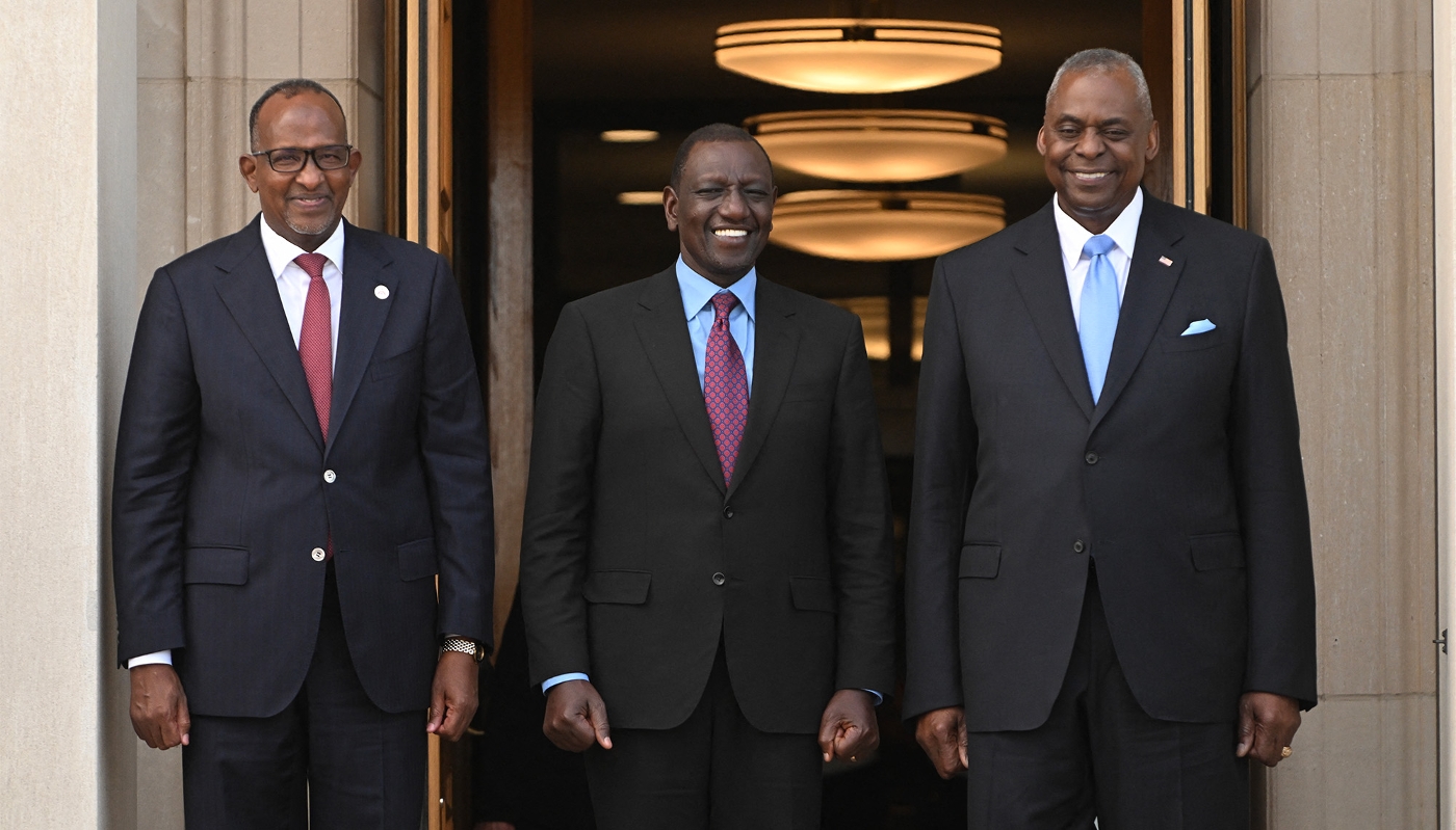 Le secrétaire américain à la défense, Lloyd Austin (à droite), le président kényan, William Ruto (au centre) et son ministre de la défense, Aden Duale (à gauche), à Arlington, en Virginie, le 24 mai 2024.